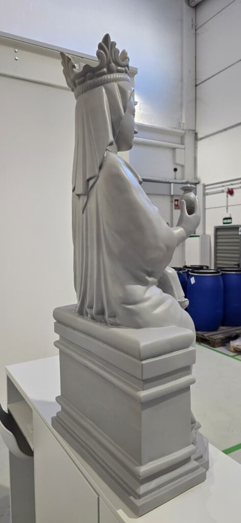 Detalle del acabado de la réplica 3D de la Virgen de Cárcar, mostrando la textura lisa obtenida tras el pulido manual