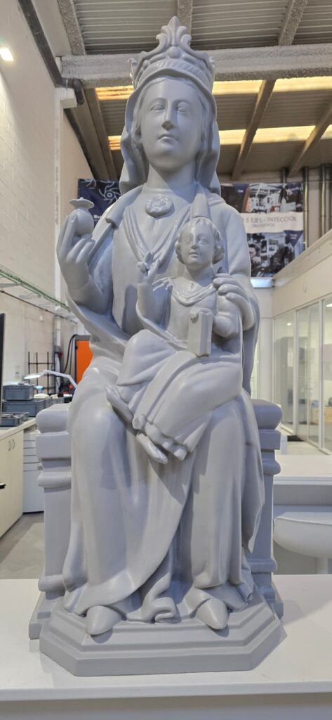 Vista frontal de la réplica de imagen religiosa en 3D de la Virgen de Cárcar tras lijado y aplicación de aparejo
