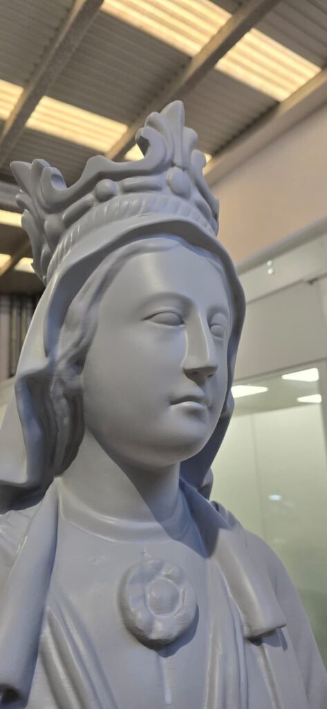 Réplica terminada de imagen religiosa mediante escaneado 3D e impresión 3D FDM de la Virgen de Cárcar por One Voxel