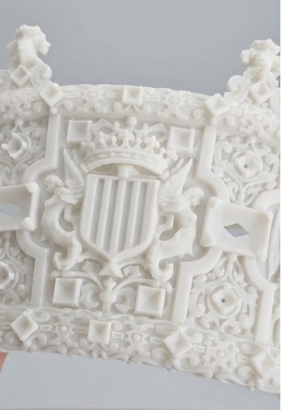 Coronas de resina SLA para los gigantes de la Catedral de Pamplona recién impresas, antes del proceso de pintura y dorado