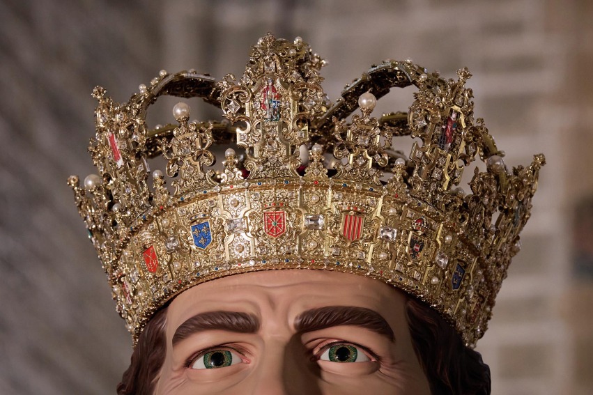 Detalle del acabado final de las coronas impresas en 3D SLA para los gigantes de la Catedral de Pamplona, con relieves dorados y pintura de alta precisión