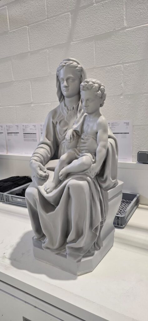 Vista frontal de la Virgen de la Monlora impresa en 3D FDM por Onevoxel, superficie lijada y pulida lista para la policromía tradicional