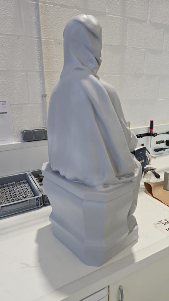 Vista lateral de la réplica 3D de la Virgen de la Monlora de Sartaguda, talla renacentista del siglo XVI reproducida por escaneado e impresión 3D